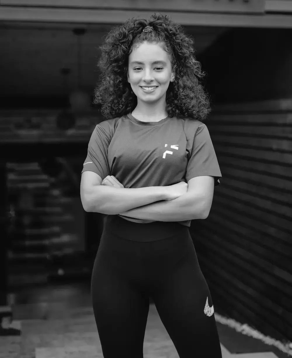 Coach Bruna Mafra de braços cruzados no box