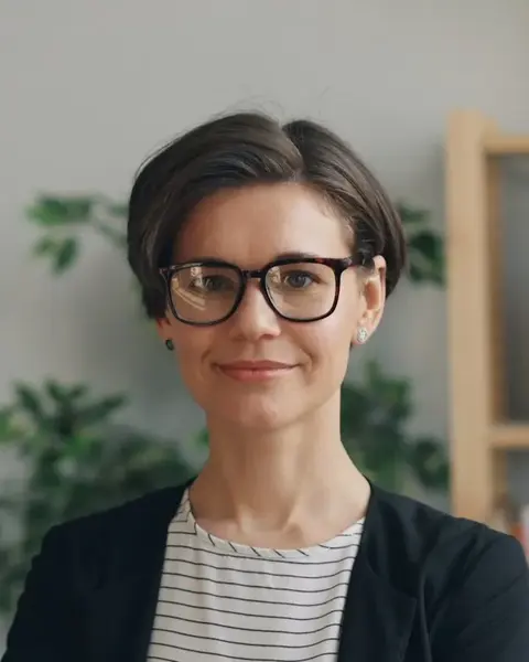 Retrato de Marina Wendhausen, sócia, de óculos, no escritório