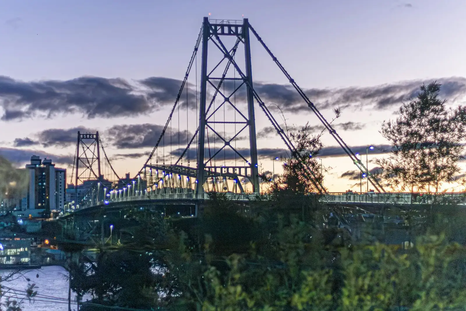 Ponte Hercílio Luz ao entardecer, vista do Centro de Florianópolis